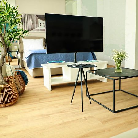 Renovated Apartment With Roof Garden Access, 15 M Walk To Acropolis アテネ エクステリア 写真